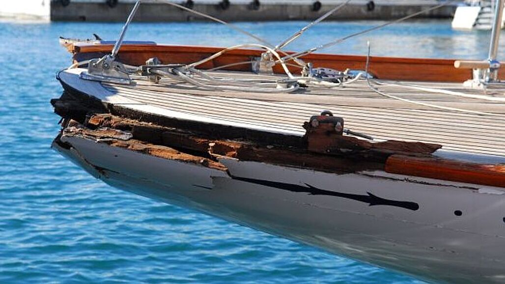 Foto av et skadet skip